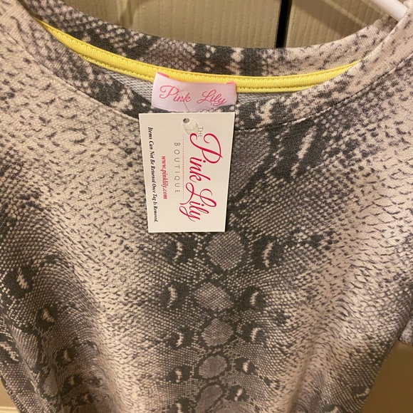 NWT semi crop snakeskin pattern top. Size S - Picture 3 of 3